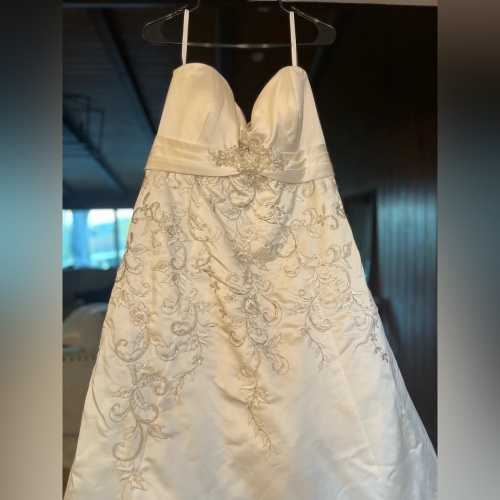 Strapless wedding dress lace up back - Picture 2 of 8